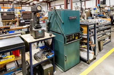 Manual machining equipment